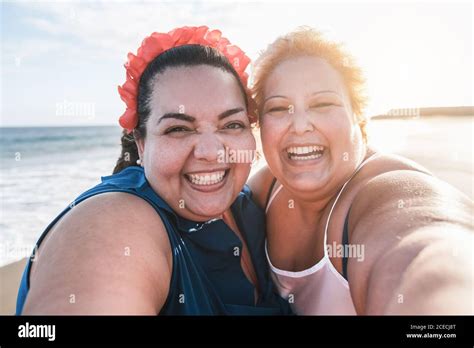 Dicke frauen am strand bikini video Fotos und Bildmaterial in hoher Auflösung Alamy