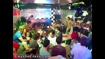 Galería de grupos de chicos desnudos y orgía de comedores de semen gay Este excepcional