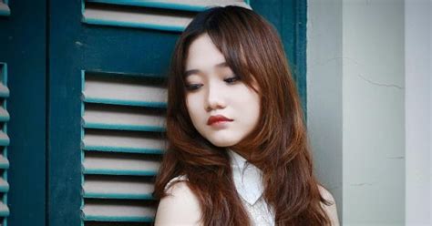 Thiếu nữ đẹp xinh nhưng có gương mặt buồn Beautifull Bikini Girl Bikini