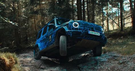 Шефот на Мерцедес покажа како новиот електричен модел се врти во место ...