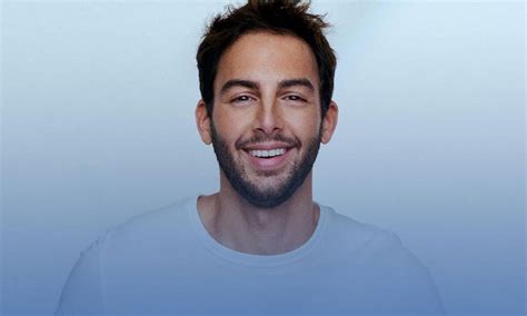 Popstar Sueco Assume Ser Um Homem Gay Todo Mundo Tem O Direito De Se Orgulhar E Ser Aceito Por