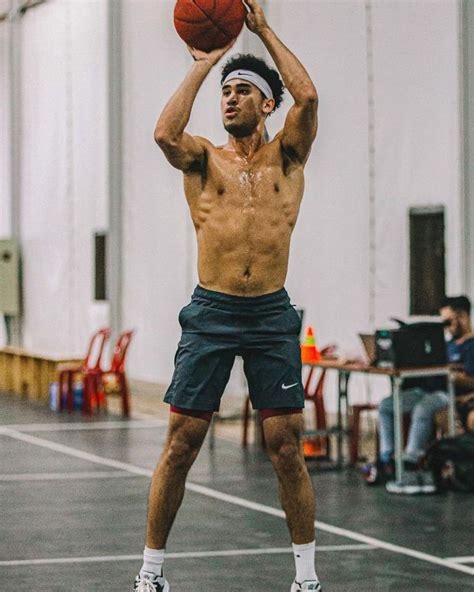 Hot boy bóng rổ chinh chiến SEA GAMES 31 Là thạc sĩ ĐH Harvard Việt kiều Mỹ điển trai hút fan