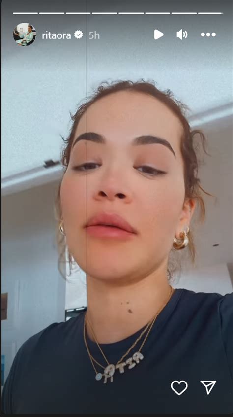 Bazen Minijaturni Bikini I Dobra Klopa Rita Ora U Iva U Arima