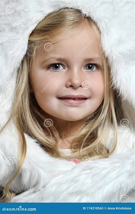 Petite Fille Blonde Dans Un Chapeau De Fourrure Blanc Image Stock Image Du Amusement Beau