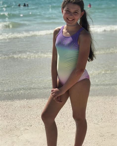 6 Hot Sexy Sarah Ingham Bikini Pics