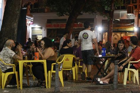 Clientes Sem M Scara E Mesas Lotadas Marcam Noite De Reabertura De