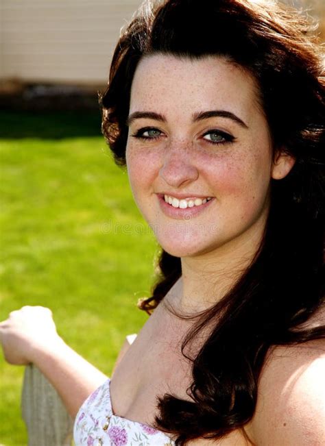 Headshot De Fille De L Adolescence De Joli Brunette Photo Stock Image Du Occasionnel Beau