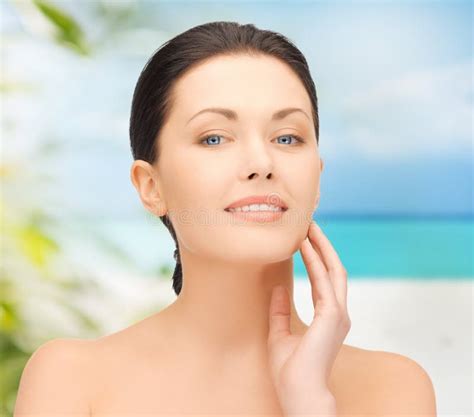 Portrait De Femme Blonde Sur Le Fond De Nature Image Stock Image Du Attrayant Fille 34555937