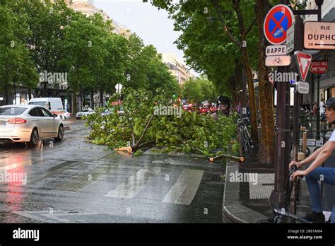 Paris France 18th juin 2023 De violentes tempêtes ont frappé la