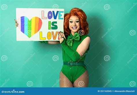 Reina Del Drag Feliz Celebrando El Orgullo Gay Sosteniendo Una Pancarta