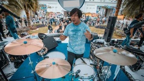 SOSOK Brian Kresno Drummer Sheila On 7 Yang Kini Hengkang Raih