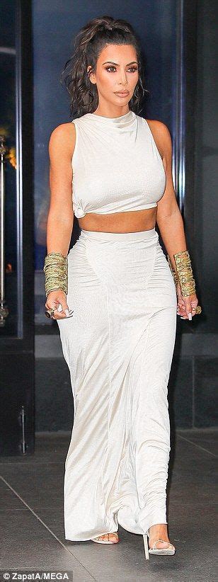 Kim Kardashian Jokes She S Always Naked While Accepting Award Kim Kardashian Fashion