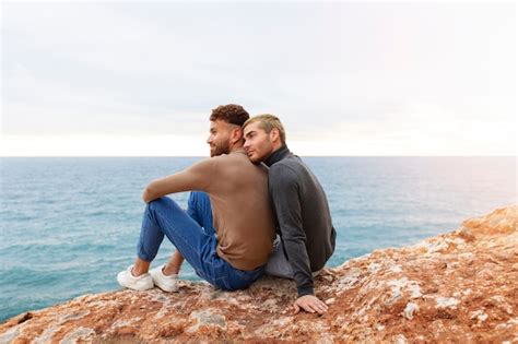 Carinhoso Casal Gay Passando Tempo Na Praia Juntos Foto Gr Tis