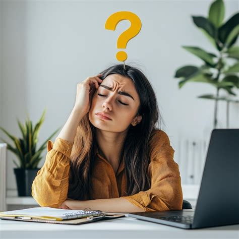 Mulher latina cansada na sua secretária um símbolo de ponto de interrogação Foto Premium