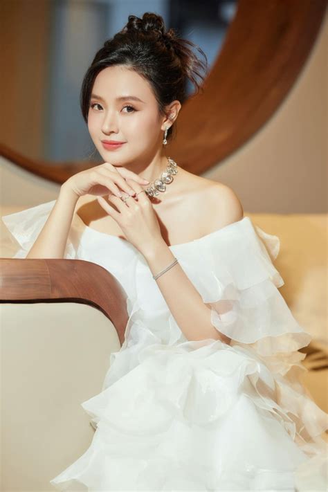 Bộ tứ hot girl đời đầu của showbiz Việt Người làm dâu hào môn sống cuộc đời sang chảnh người