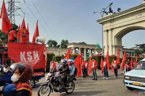 Polresta Tangerang Kawal Ribuan Pekerja Aksi May Day Ke Jakarta