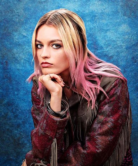 Emma Mackey Vai Sair De Sex Education