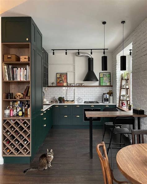 Изумрудная кухня в сталинке🥰 | Kitchen interior, Classic kitchens, Dark ...