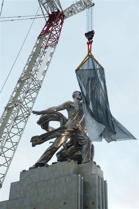 El Trabajador Y La Mujer Koljosiana Es Una Escultura De Dos Figuras