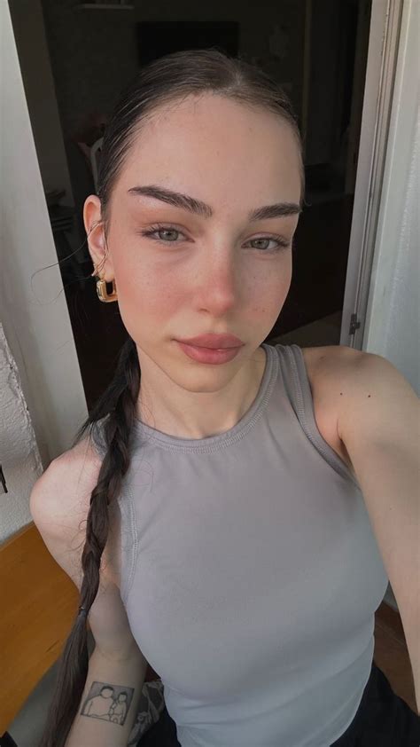 Pin von 静か Ophario auf Celebrities in 2024