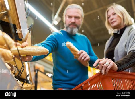 Un Client De Sexe Masculin Mature Prend Deux Baguettes De Bl Frais Dans Un Supermarch Tout En