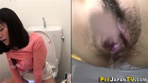 Toying Japanese Babe Pees