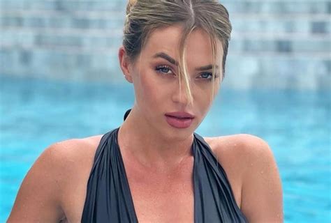 Pokazała się w bikini Idealny fason dla kobiet z dużym biustem