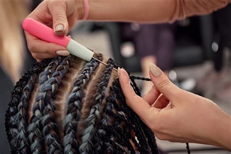 7 Gaya Rambut Kepang Pria Kekinian Yang Bisa Kamu Coba