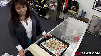 Milf Vende Las Cosas De Su Esposo Por Dinero De Fianza Xvideos