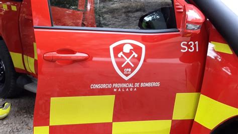 Un hombre se cuela en un parque de bomberos de Málaga y estrella un