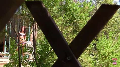 La Moglie Rossa In Lingerie Sexy Finisce Con Una Sborrata Facciale