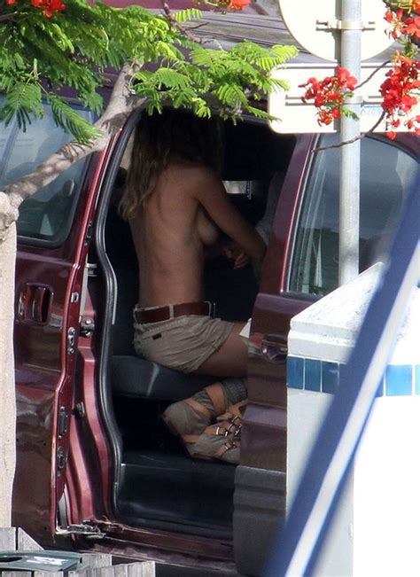 Gisele Bundchen Exposing Her Tits And Ass While Changing Paparazzi Shoots Porn Pictures XXX