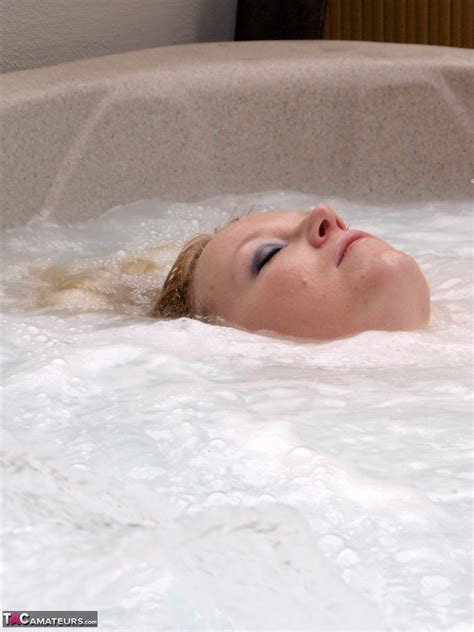 SindyBust Getting Naked In The Hot Tub Pics