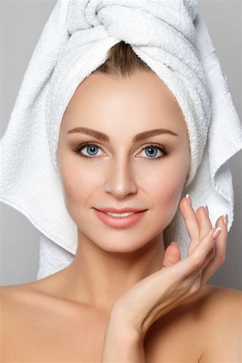 Portrait De Belle Femme Blonde Image Stock Image Du Renivellement Parfait 107840299