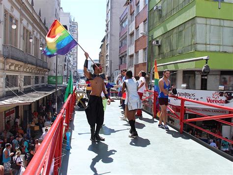 Parada Gay reúne trás mil pessoas no Calçadão Juiz de Fora MG