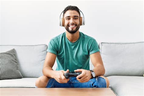 Jogador Vencendo Videogames Controlador E Fone De Ouvido Na Frente