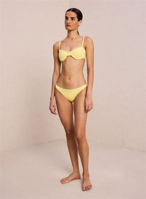 9 Hot Sexy Amber An Bikini Pics