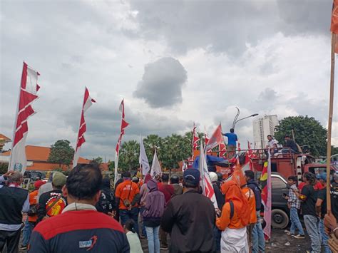 Puluhan Buruh Jatim Desak Pembebasan 3 Petani Pakel SuaraNet Id