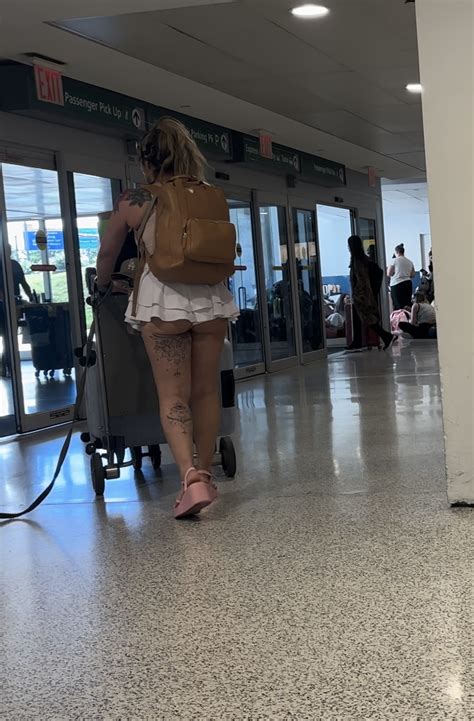 Tatted Pawg Showing Ass In Skirt For Everyone To See OC Spandex Leggings Yoga Pants