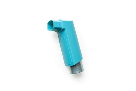 Ингаляторы от астмы на белом изолированном фоне концепция медицинского ...