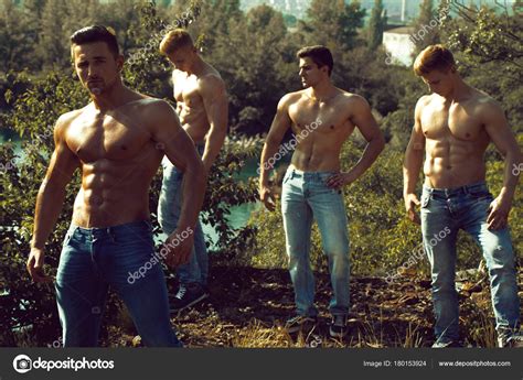 Machos Naturais Gays - Cuatro Hombres Machos Jóvenes Guapos Con Cuerpo Sexy Muscular Seis ...