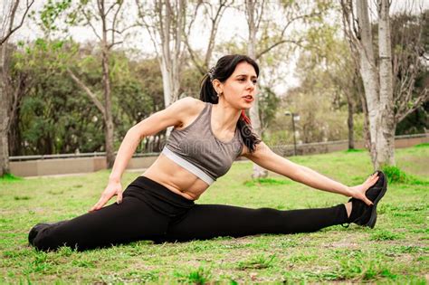 Bella Joven Latina Haciendo Ejercicios De Estiramiento Muscular Y Posicionarse En Una Sesión De