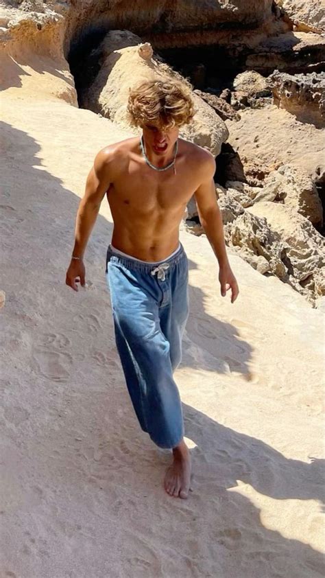 Pin By Marko On I Tuoi Pin Surfer Guys Cute Guys Blonde Guys