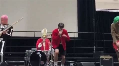 Red Hot Chili Peppers Fazem Show Fantasiados Na Escola Dos Filhos Do Baterista Chad Smith Veja