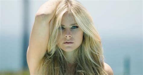 Avril Lavigne apareció en bikini en redes sociales y se desató la euforia Infobae