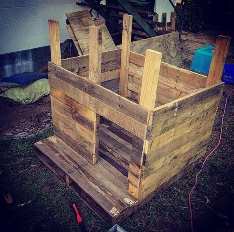 Rustic Pallet Dog House - Easy Pallet Ideas | Pallet dog house, Dog ...