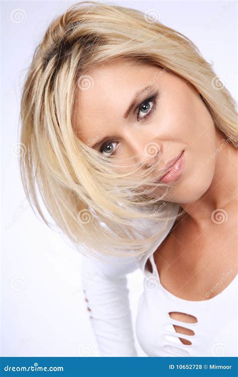 Aantrekkelijke Blonde Vrouw Stock Foto Image Of Schitterend Hoofd