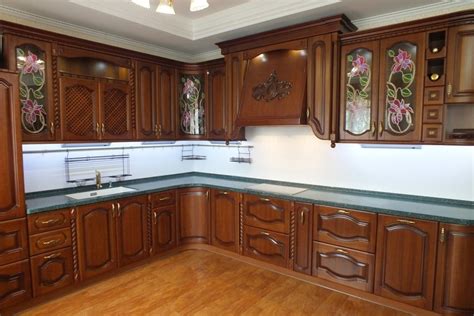 Фасады для кухни из дерева. Фото коллекций