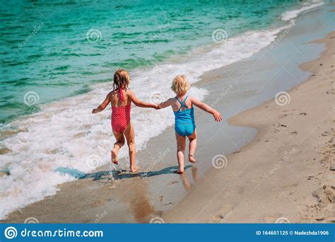 Joyeuses Petites Filles Qui Courent Sur La Plage Les Enfants Jouent