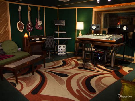 Cozy Recording Studio With Retro Vibes Rent This Location On Giggster